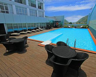 Fox Hotel Gorontalo - Gorontalo - Pool