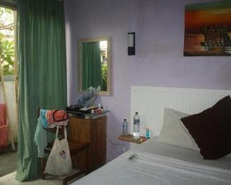 Gusti Hostel - North Kuta - Camera da letto