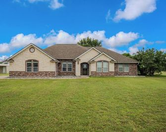 Horse-Friendly Retreat/Sleeps 12/Near Tarleton! + Game Room! - Stephenville - Gebouw