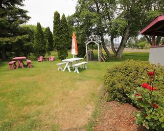 Mariners Cove Inn - Westport - Patio