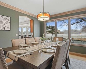 Private Pool - Hot Tub - Game Room - 20 min DT - Sun Prairie - Jídelna