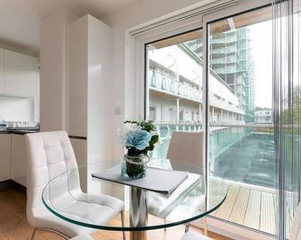 Stunning 1-Bedroom Apartment with Private Balcony - Tower Point, Enfield - Enfield - Dining room