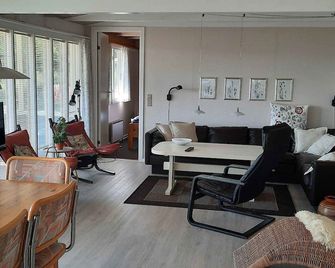 Cozy Holiday Home With Sea View - Hårby - Sala de estar