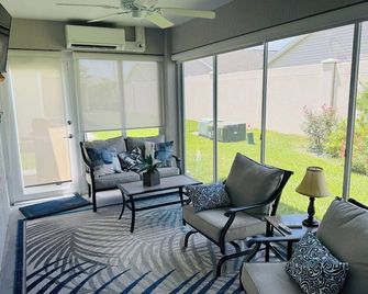 Linden Isle, The Villages, Eastport Community, Home with water view - Sumterville - Living room