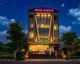 Spot On 78167 Hotel Royal Castle - Kanpur - Gebäude