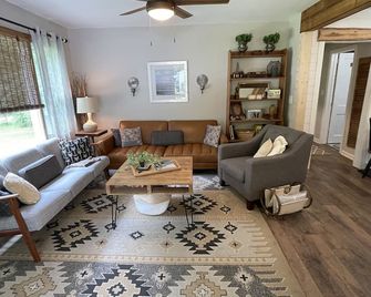 Mid-Century Magnolia 1950s Bungalow in Marietta GA - Marietta - Living room