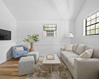 The Claire Hotel - New Braunfels - Living room