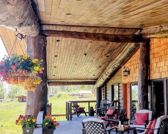 Macy's Muse Log Cabin - Paonia - Patio