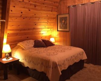 Forest getaway in Fawnskin, the quiet side of Big Bear - Fawnskin - Bedroom