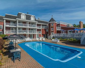 Inn on the Lake - Fall River - Piscina