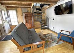 Cozy 2BR with Rustic Decor Near Downtown - Belfast - Living room