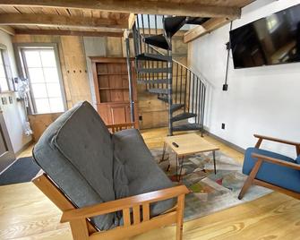 Cozy 2BR with Rustic Decor Near Downtown - Belfast - Living room