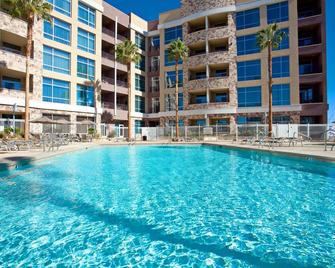 Free Breakfast + Complimentary Wi-Fi | Comfy Studio Near the Strip - Paradise - Pool