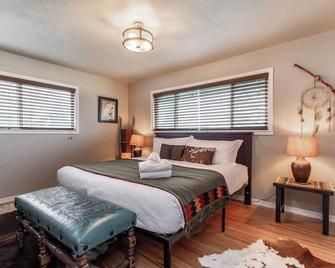 4-bed home w GameRoom, FirePit & Saltwater Hot Tub - Vancouver - Habitación