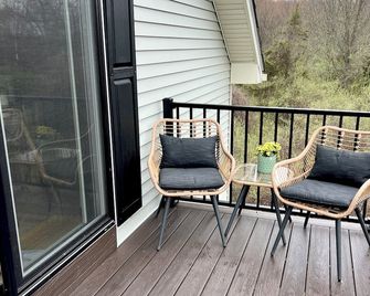 King Studio for Wedding Guests, Local Events, Family Visits & Work Stays - Lafayette - Balcony