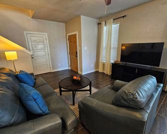 Charming 3-bedroom townhome with fast WiFi in fabulous Midlothian TX - Midlothian - Living room