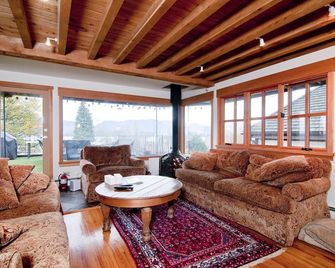 Unique Penthouse By The Beach - ונקובר - סלון