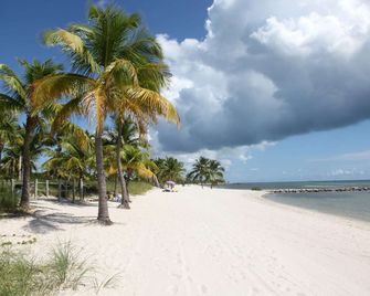 Palm Isle: Tropical 2nd-Floor Unit, Shared Heated Pool, Near Duval St, Historic Seaport & Beaches - Key West - Plage
