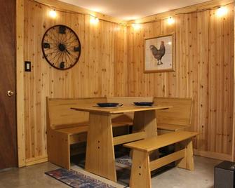 Entire ground level of house, private entrance - Springfield - Sala pranzo