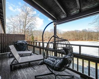 Red Fox Run At Heron Hill Retreat Hot Tub on Lake! - Streetsboro - Balkon