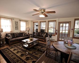 The Sedgwick House Bed & Breakfast - Hunter - Living room