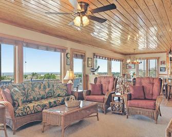 Babington Ocean Front Beach Home with Pool--heated pool optional-- - Supply - Sala de estar