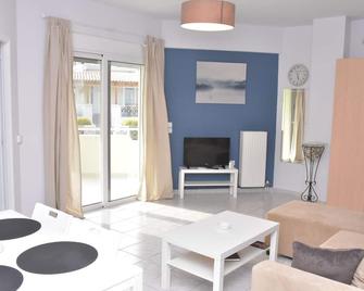 Double M near Athens Airport - Markopoulo Mesogaias - Olohuone