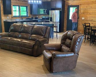 Cabin on Gaston. Fishing, hunting, relaxation in luxury. - Boydton - Living room