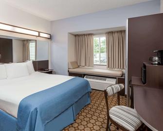 Microtel Inn & Suites by Wyndham Elkhart - Elkhart - Bedroom