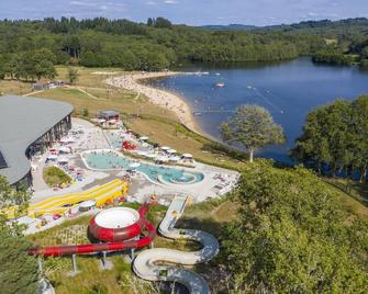 Maison en ville avec terrasse ensoleillée et wi-fi - Magnac-Laval - Piscina
