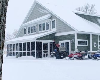 Brand New 4 Bedroom Lakefront Villa @ Lake Darling Resort - Alexandria - Building