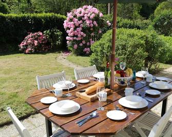 Large house & garden, near shops, WiFi, ideal for walking, cycling & fishing - Carhaix-Plouguer - Patio