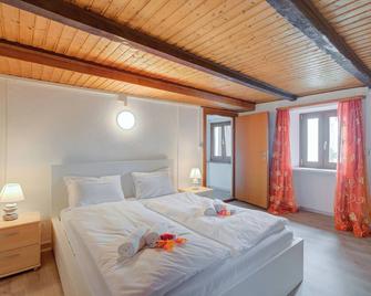 Rustic mountain Brissago Apartments - Brissago - Bedroom
