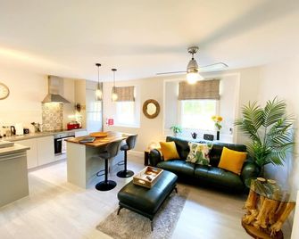 Meadfoot Bay Apartment at Hesketh Crescent - sleeps 3 guests in 1 bedroom - Torquay - Living room