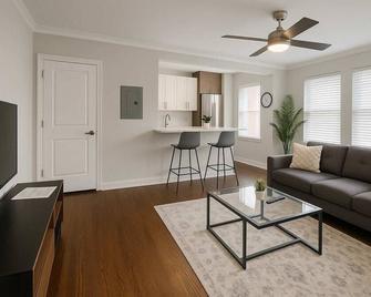 Lovely 1BR in Evanston w/Laundry - Evanston - Living room