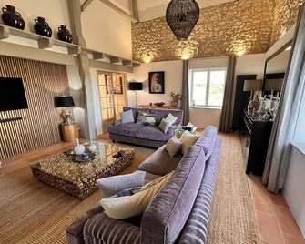 Charming farmhouse property Sleeps 8 in 4 en-suite bedrooms.Large heated pool. - Loubes-Bernac - Sala de estar
