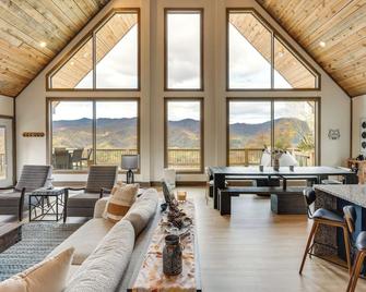 Blue Ridge Mountain-View Cabin with Hot Tub and Deck! - Andrews - Sala de estar