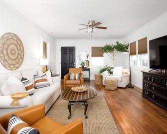 Fur Babies!! 5 Star Super Host/2 Br/Sleeps 4-6/Walk To Square/No Cleaning Fee - Canyon - Sala de estar