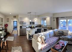 Luxury Condo- Newly furnished sofa bed - extra confy - Hampton - Vardagsrum