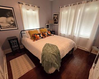 Charming, family-friendly house centrally located in the Garden District! - Monroe - Bedroom