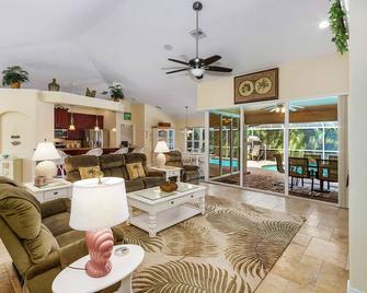 Luxury home, hot tub, heated pool, tiki bar - Villa Spain - Cape Coral - Living room