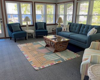 Quaint Family 'Up North' Cottage on Tawas Lake - catch fish, relax, sunsets! - East Tawas - Living room