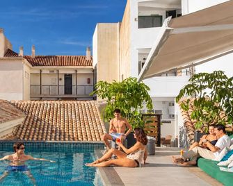 Coeo Hernan Ruiz Rooftop Pool Hostel - Málaga