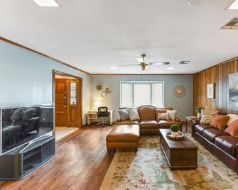 Lovely Metairie 1600sft Loft 10 mnts to Hospitals - Metairie - Living room