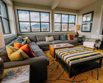 Eleven Revelstoke Lodge - Revelstoke - Living room