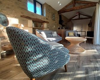 Charming gîte in the heart of Périgord Vert - Нонтрон - Вітальня