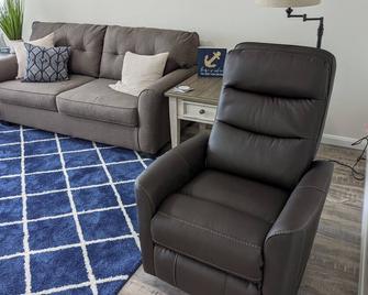 Cozy 2-bedroom corporate apartment minutes from Lake Cumberland Kentucky. - Albany - Sala de estar