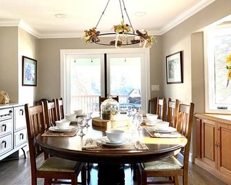 Large lakefront in quiet Willow Cove - 6 bed 4 bath. Sleeps 17. Private dock. - Bass Lake - Dining room