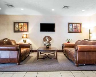 Quality Inn Merrillville - Merrillville - Living room