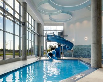 Holiday Inn Express Montreal Airport - St-Laurent By IHG - Montreal - Pool